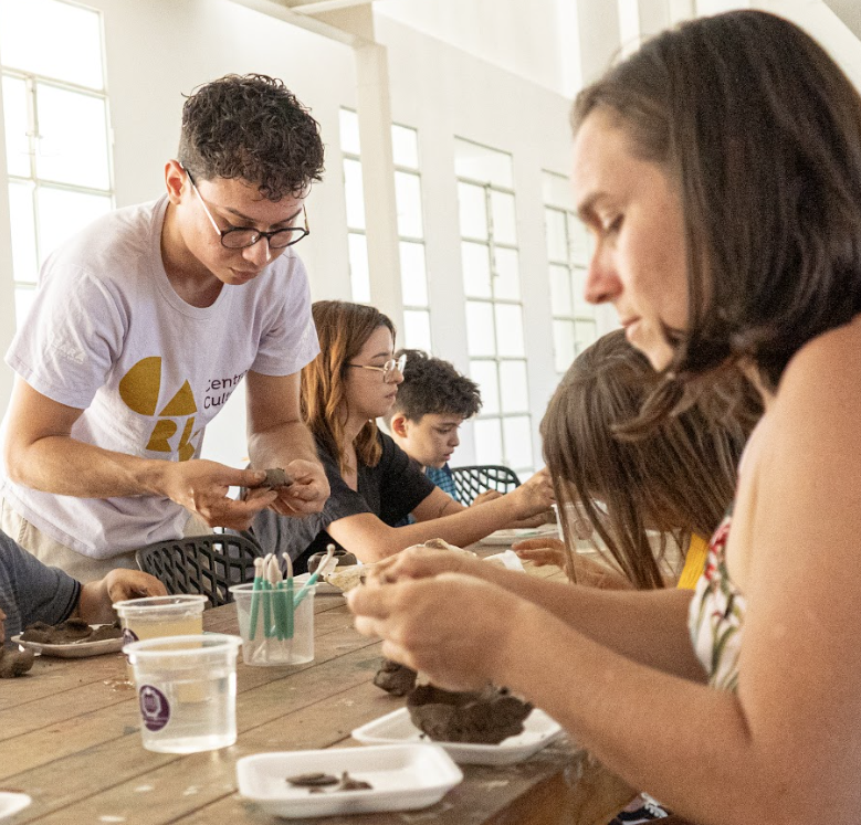 [Ciclo Formativo – Exposição – Debaixo do barro do chão]  Oficina E do barro se faz arte